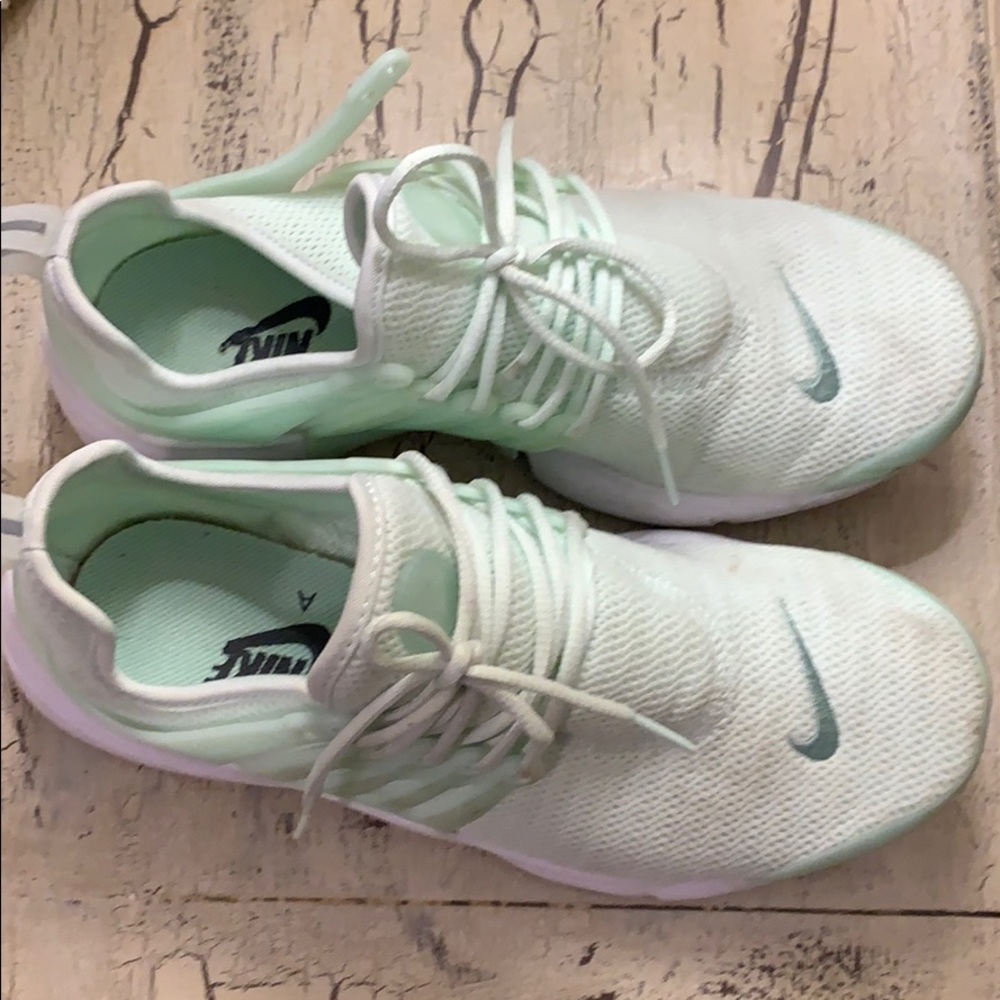 Nike mint color tennis shoes